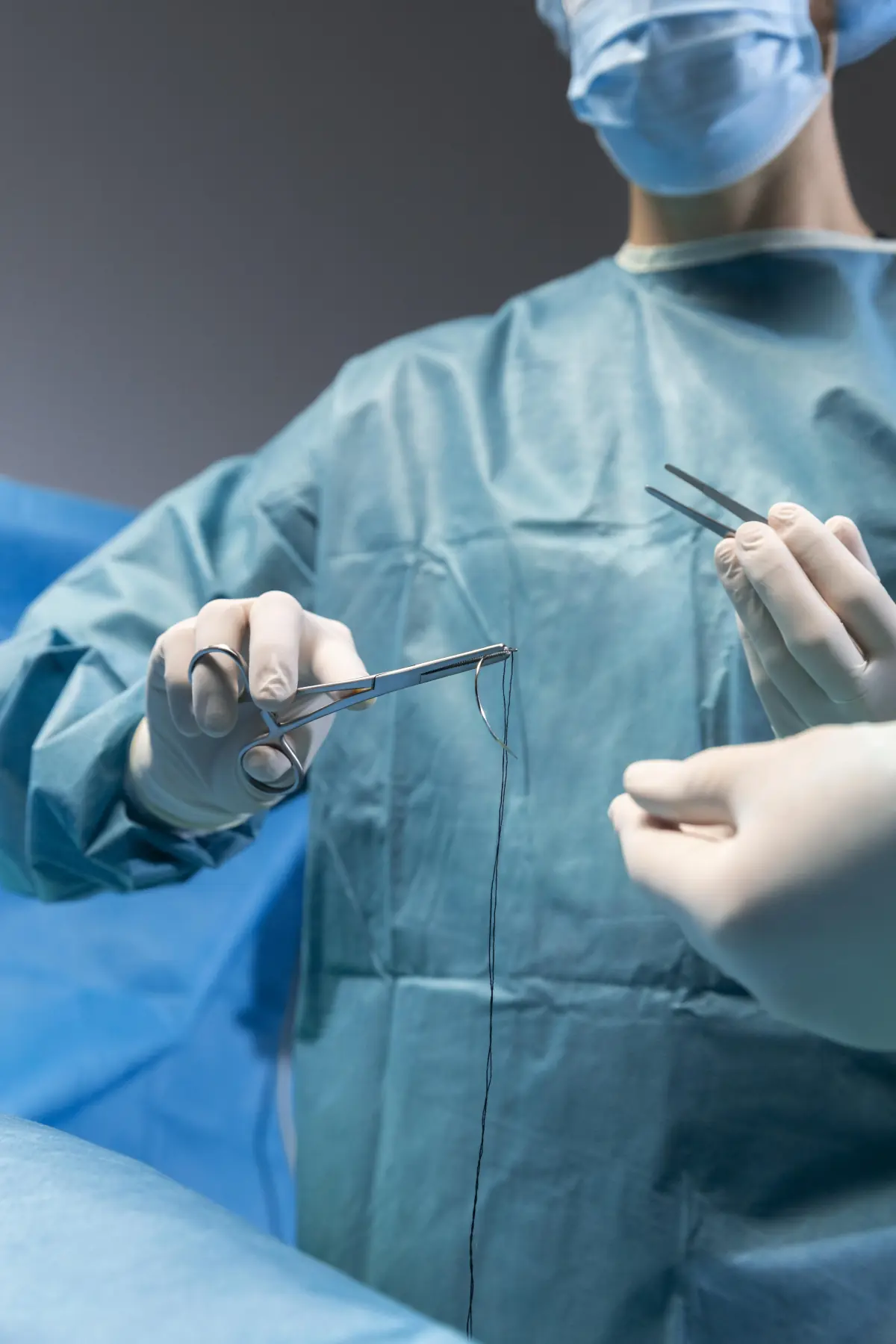 Procedimento de cirurgia oral veterinária realizado com monitoramento anestésico contínuo e instrumentos de precisão